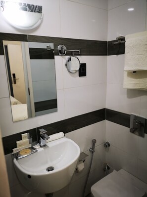 Shower, rainfall showerhead, free toiletries, slippers - Vila das Acácias (Maputo)
