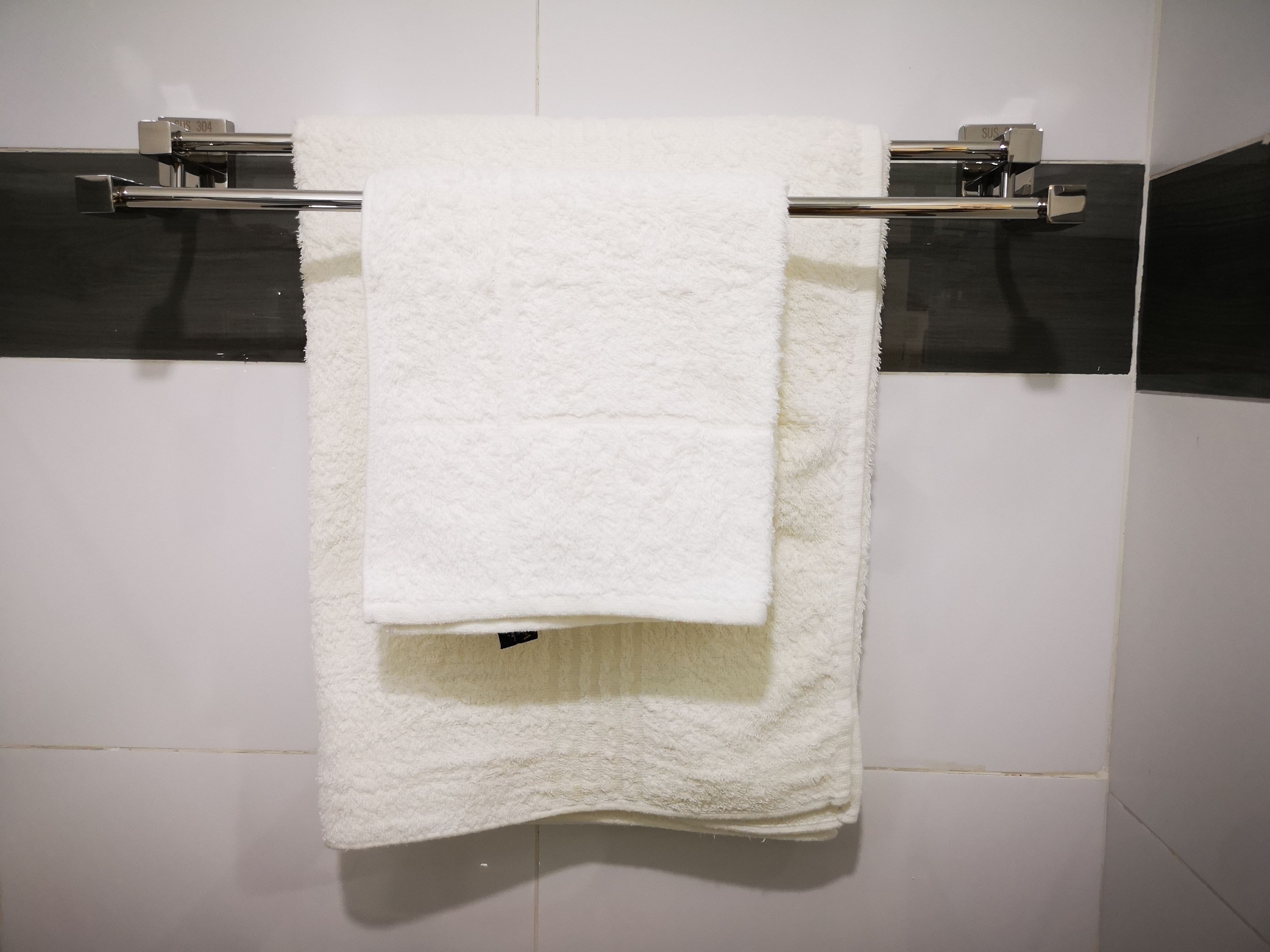 shower, rainfall showerhead, free toiletries, slippers