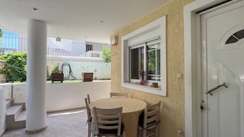Departamento básico, varias camas, vista al jardín | Exterior