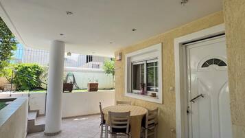 Basic-Apartment, Mehrere Betten, Gartenblick | Terrasse/Patio