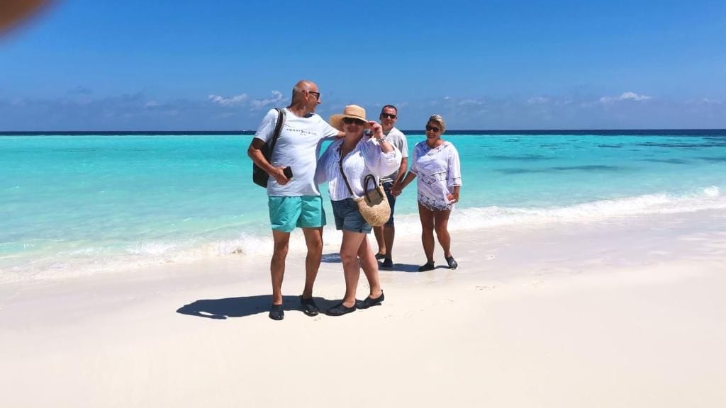 Una playa con agua turquesa cristalina y una orilla arenosa.