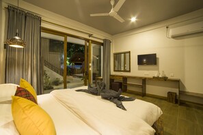 Minibar, caja de seguridad en la habitación y escritorio