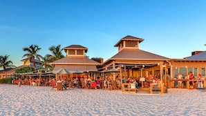 Una località balneare con diverse aree ristorazione e una spiaggia sabbiosa.