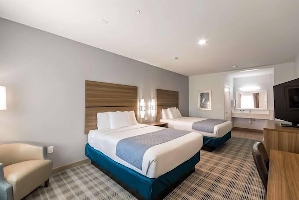 Premium bedding, down comforters, memory foam beds, desk - Porter Inn (Porter)