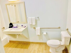 Deep soaking tub, rainfall showerhead, free toiletries, hair dryer - Porter Inn (Porter)