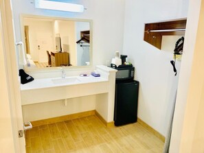 Deep soaking tub, rainfall showerhead, free toiletries, hair dryer - Porter Inn (Porter)