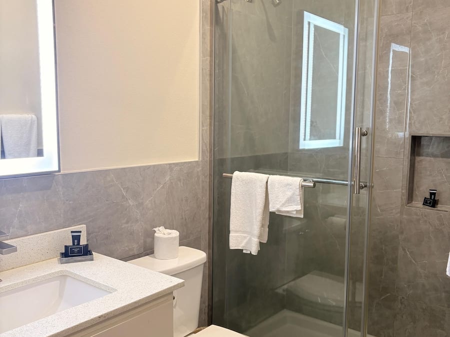 Combined shower/tub, free toiletries, towels