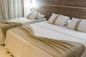 Minibar, skrivebord, blendingsgardiner og wi-fi (inkludert)