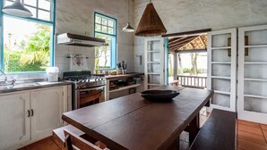 House | Private kitchen | Full-sized fridge, oven, cookware/dishes/utensils - Pé na areia frente ao mar em Guaeca (São Sebastião)