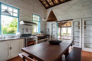 House | Private kitchen | Full-size fridge, oven, cookware/dishes/utensils - Pé na areia frente ao mar em Guaeca (São Sebastião)