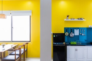 Kjøleskap, mikrobølgeovn, kokeplater og vannkoker