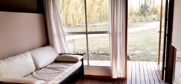 Appartement Design, 2 chambres, vue sur le jardin | Aire de séjour | Téléviseur ACL de 32 po avec télévision par satellite, téléviseur