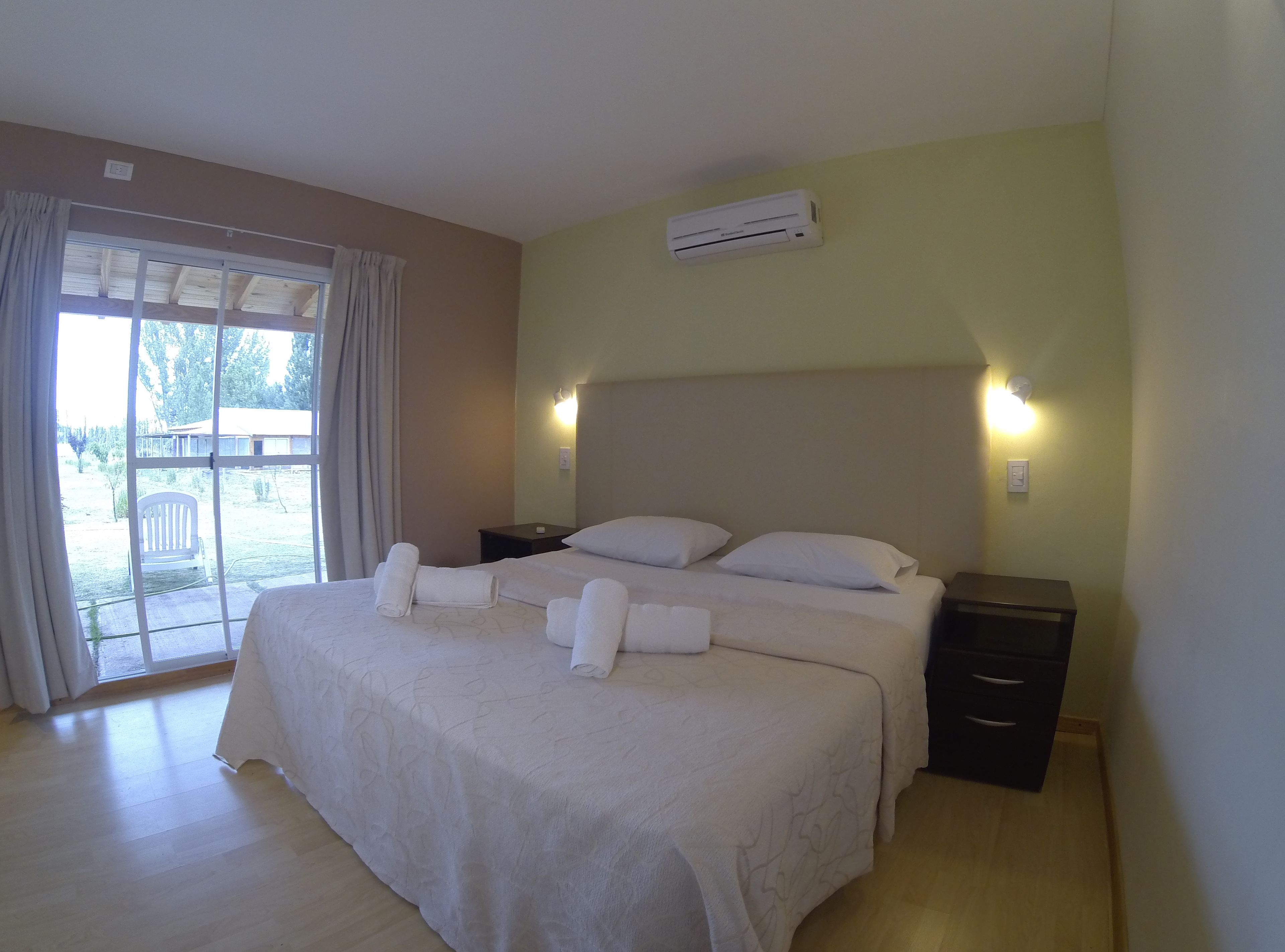 Cortinas blackout, wifi gratis y ropa de cama 