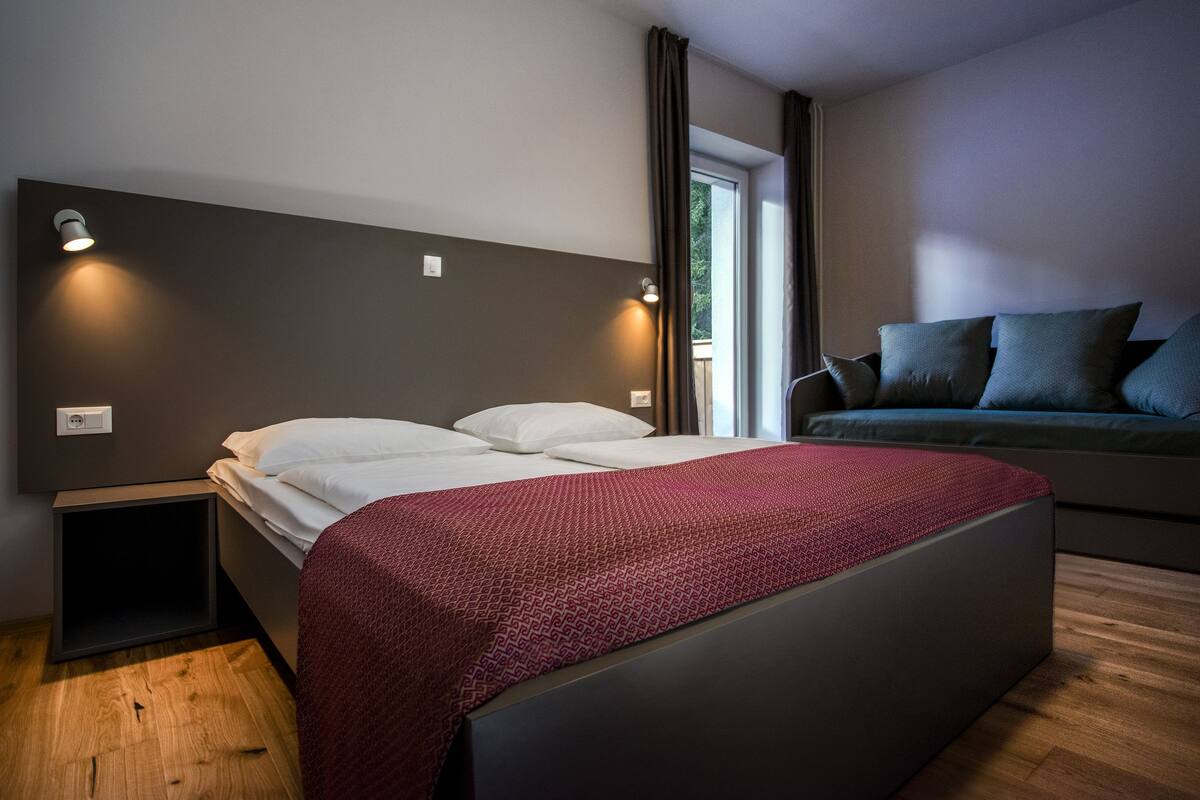 Chambre Triple Classique, 1 grand lit et 1 canapé-lit, balcon | Coffres-forts dans les chambres, rideaux occultants