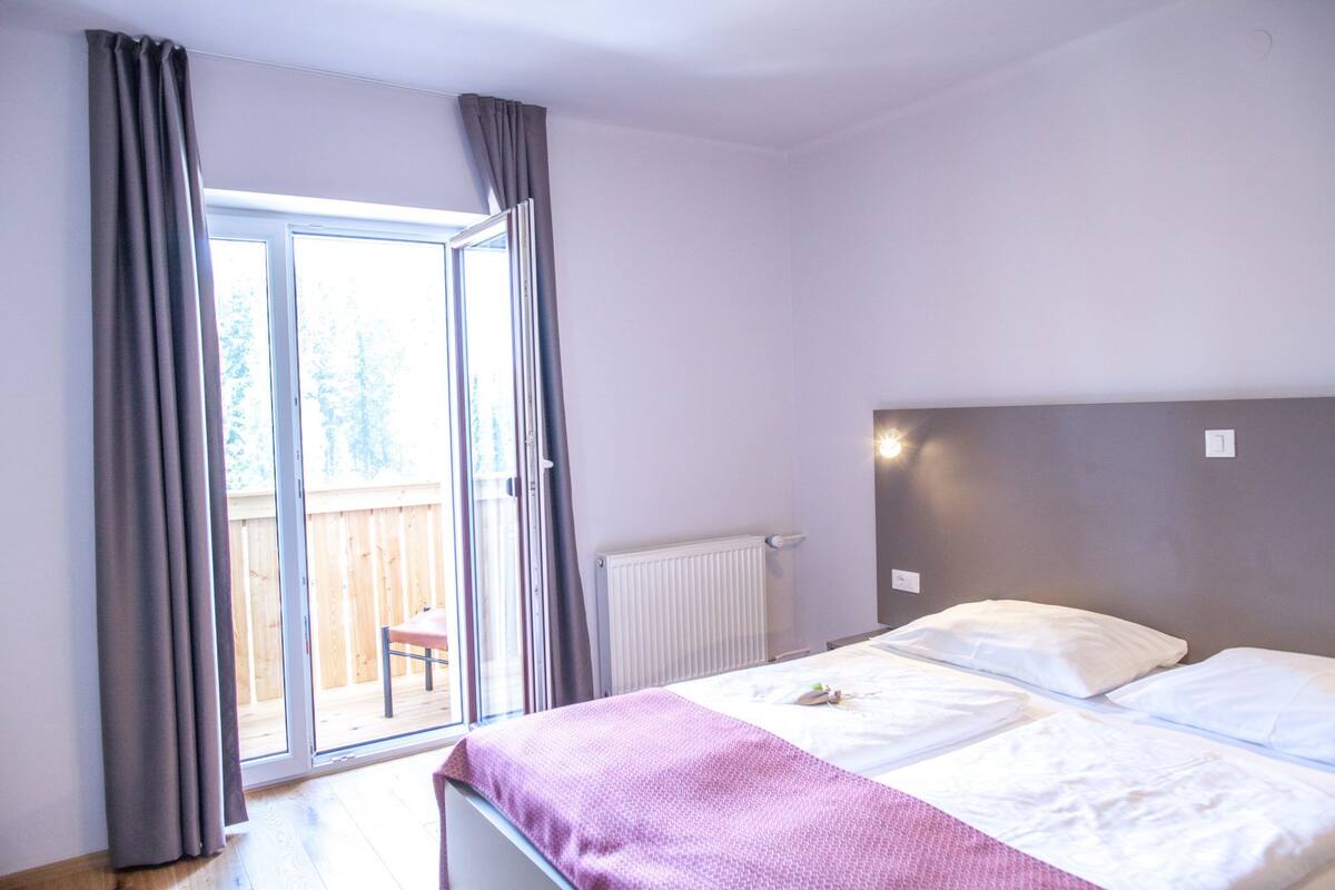 Chambre Double, balcon | Coffres-forts dans les chambres, rideaux occultants