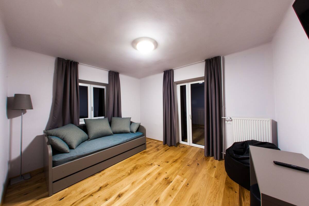 Chambre Familiale, balcon | Coffres-forts dans les chambres, rideaux occultants