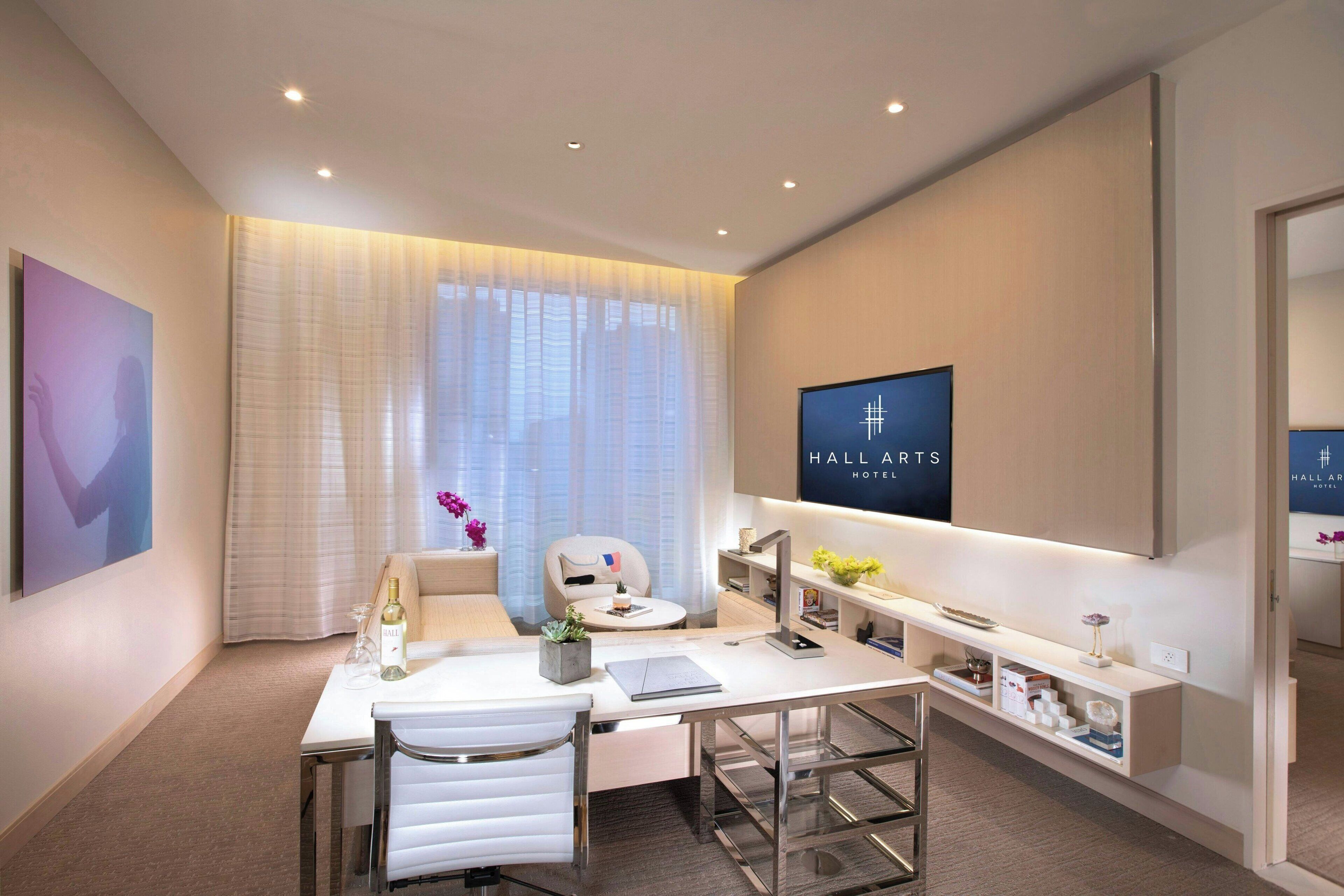 Suite, 1 Schlafzimmer, Stadtblick | Wohnzimmer | 55-Zoll-Smart-TV mit Satellitenempfang, Fernseher, Netflix