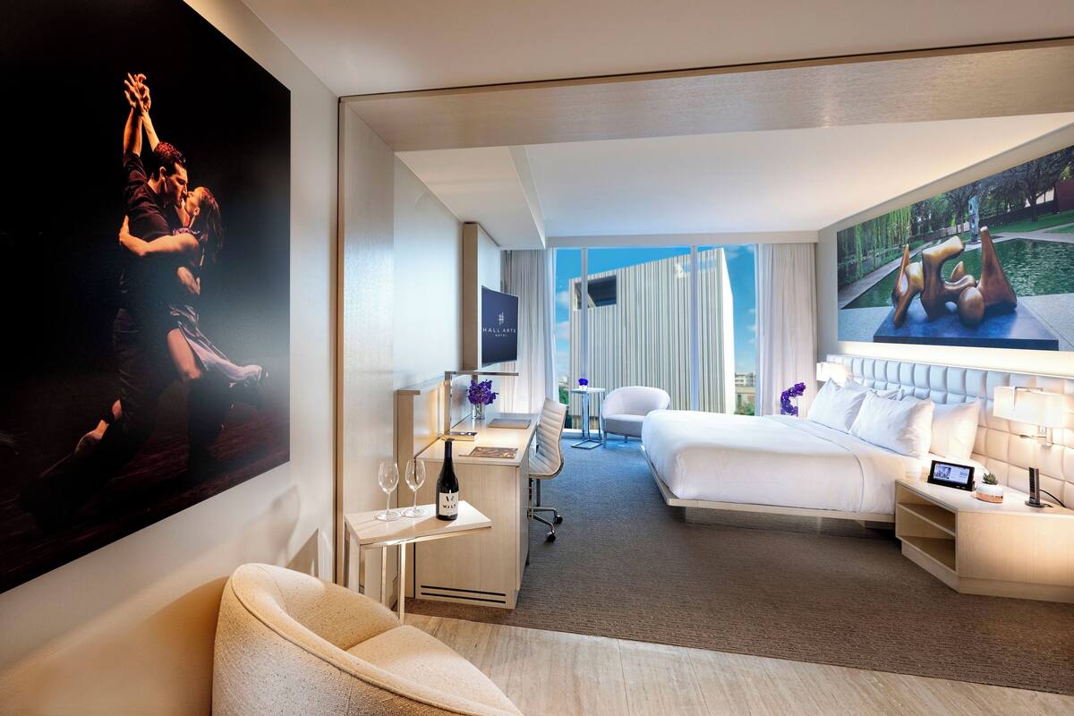 Premium Room, 1 King Bed, Non Smoking, City View (Hearing Accessible) | Frette Italian sheets, premium bedding, in-room safe, desk