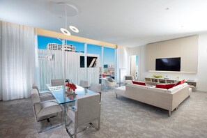 GRAND FINALE SUITE | Frette Italian sheets, premium bedding, in-room safe - HALL Arts Hotel, Dallas, Autograph Collection (Dallas)