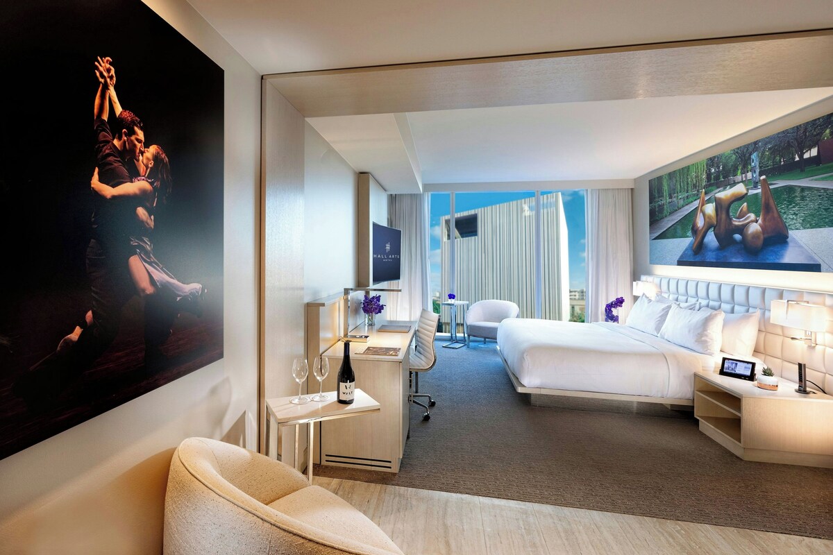 Premium Room, 1 King Bed, City View, Corner