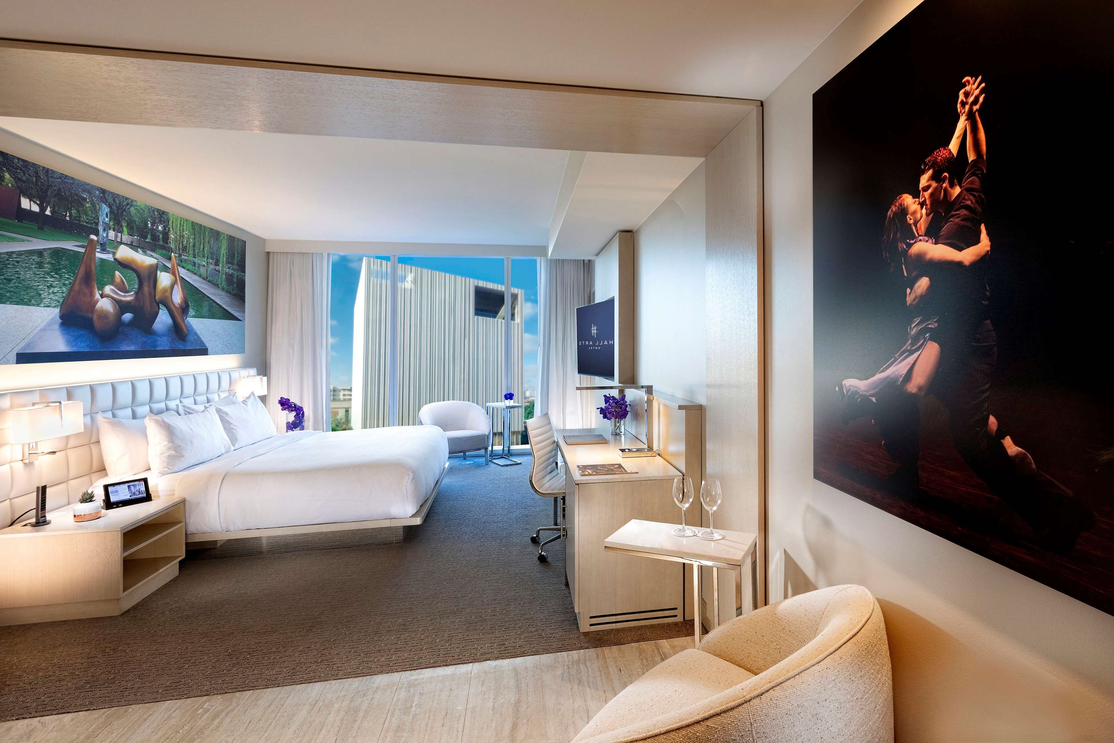 ملاءات إيطالية من طراز فريتي وأغطية فراش متميزة وخزنة  داخل الغرفة