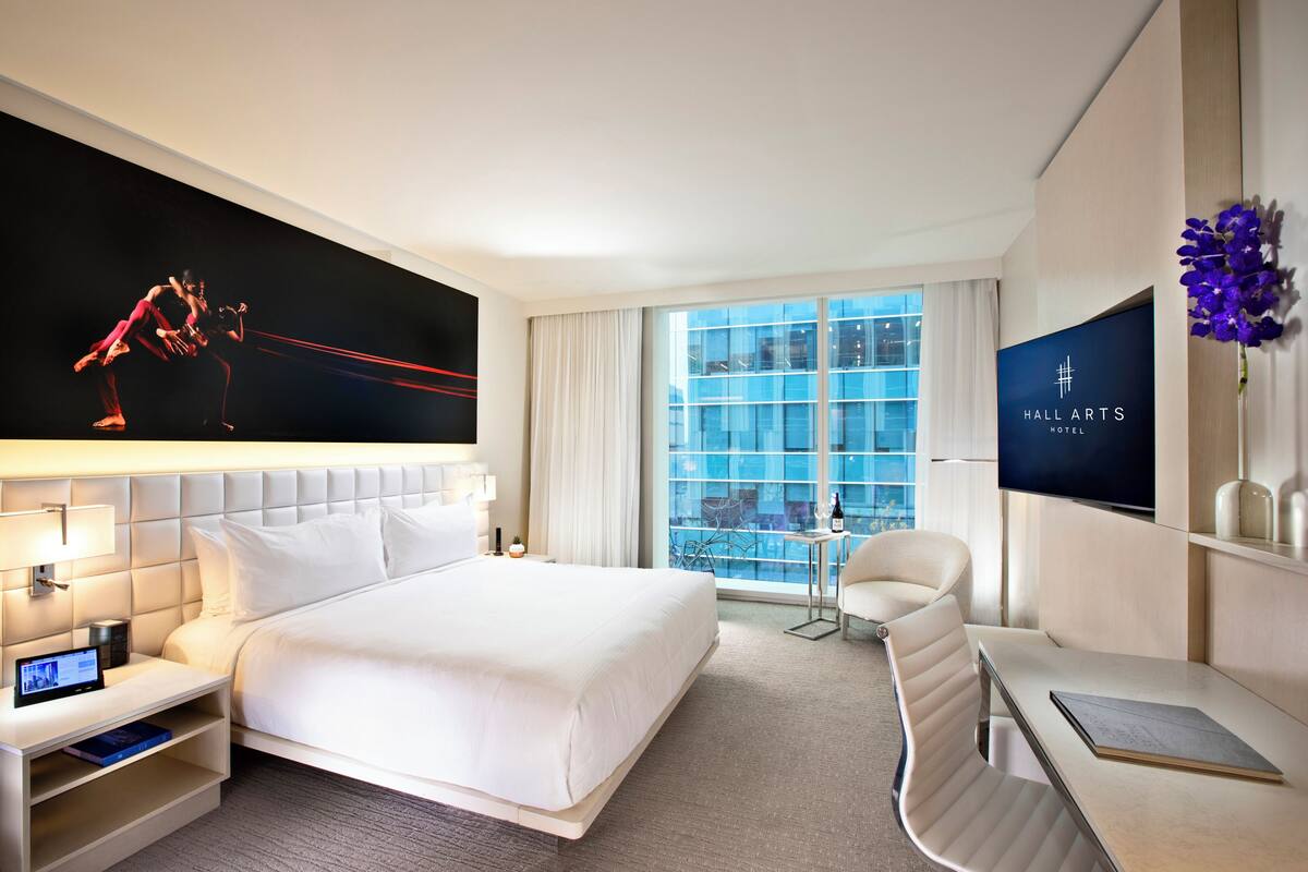 Frette Italian sheets, premium bedding, in-room safe, desk
