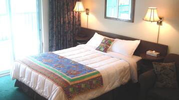 Skrivebord, lydisolert, strykejern/-brett og wi-fi (inkludert)