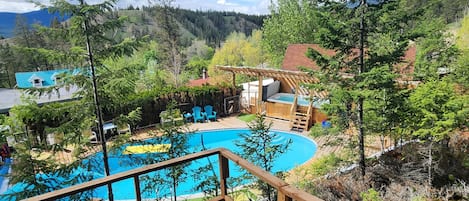 Piscina externa sazonal, funciona das 9h às 21h, espreguiçadeiras