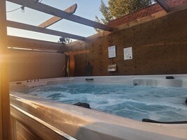 Outdoor spa tub