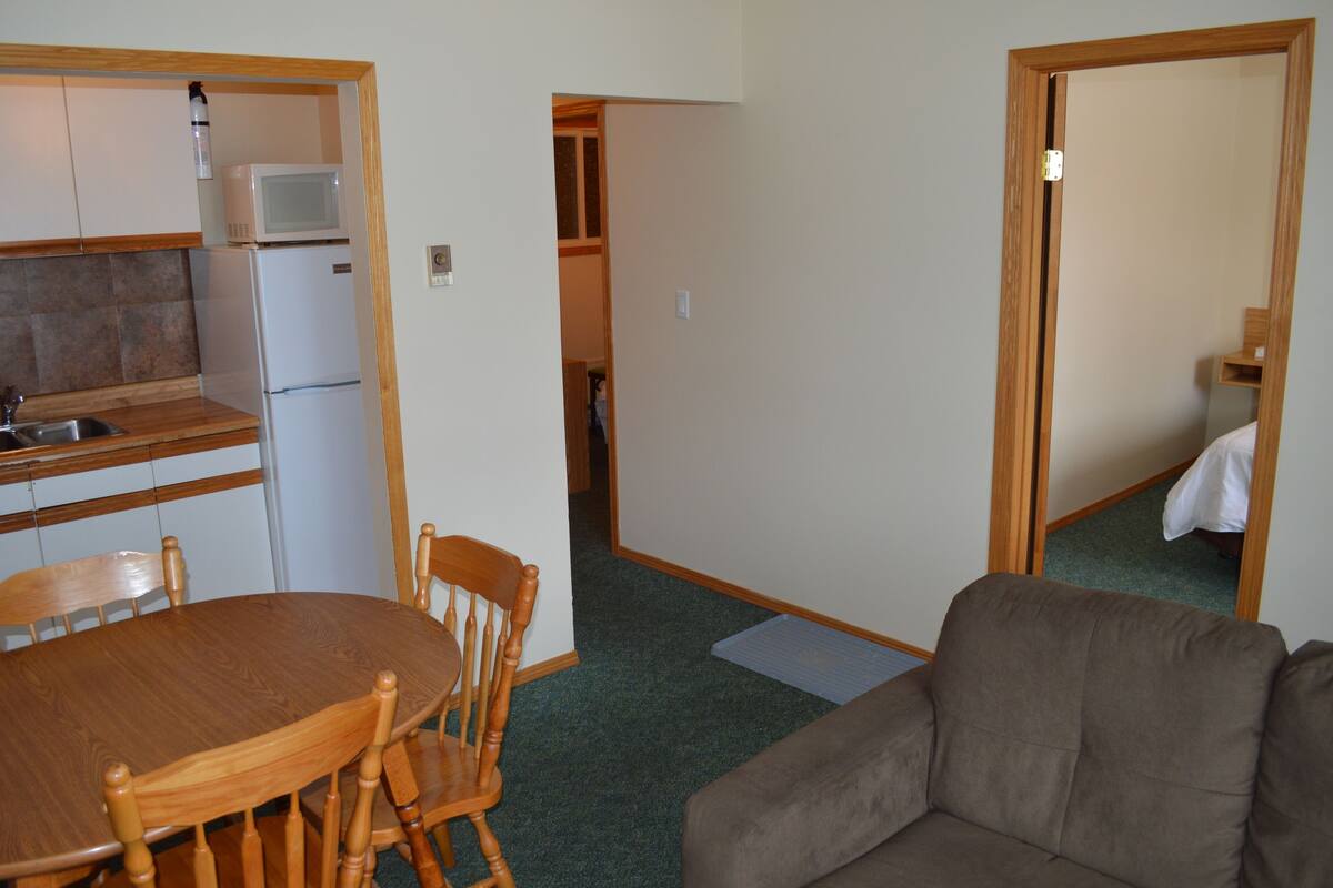 Schreibtisch, schallisolierte Zimmer, Bügeleisen/Bügelbrett