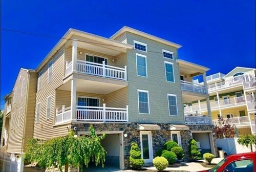 5 bedroom-2BLOCKS to Convention Center Park&Walk! No senior week rentals.