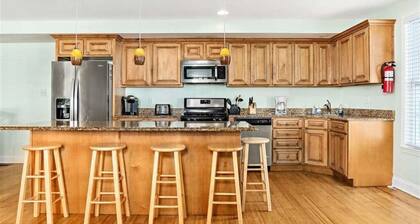 5 bedroom-2BLOCKS to Convention Center Park&Walk! No senior week rentals.