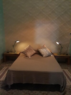 Individually decorated, bed sheets