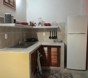 Apartment, 1 King Bed | Private kitchen