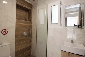 Douche, douche à « effet pluie », articles de toilette gratuits