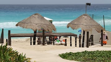 Chaises longues, serviettes de plage