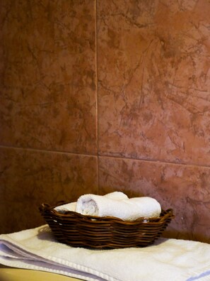 Dusche, Haartrockner, Handtücher, Seife