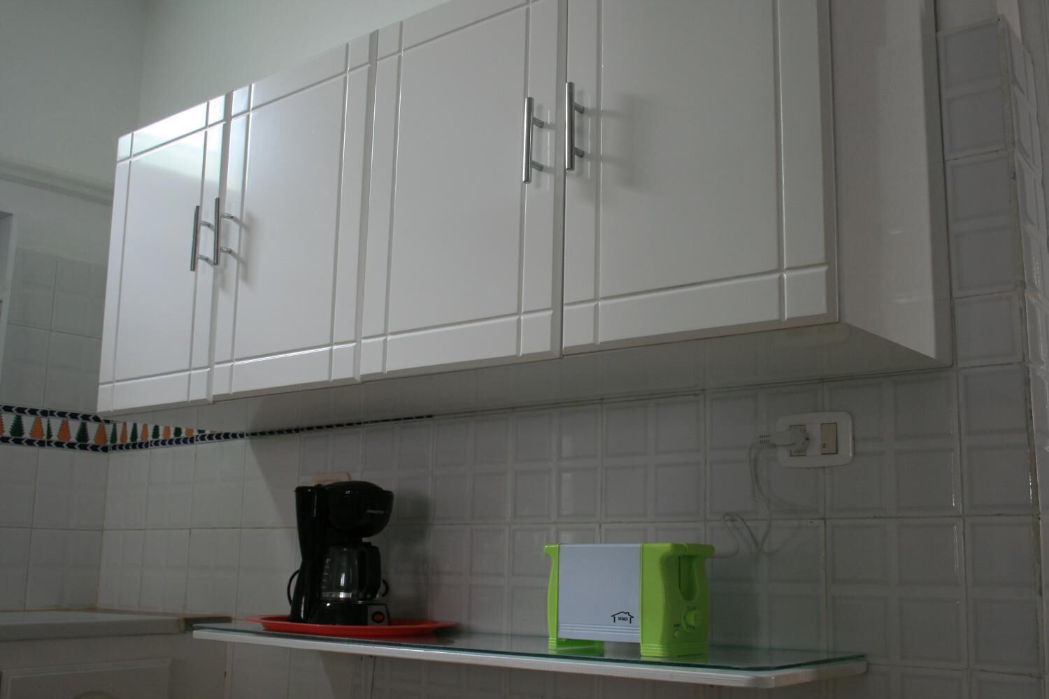 full-sized fridge, microwave, oven, stovetop