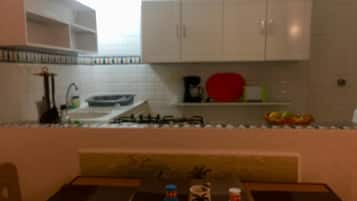 Refrigerador con freezer, microondas, horno, placa de cocina