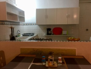 Refrigerador con freezer, microondas, horno, placa de cocina