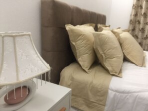 2 habitaciones, escritorio y espacio para trabajar con laptop