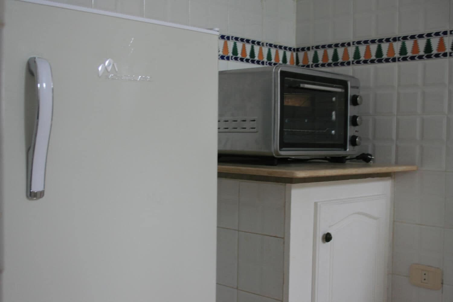 full-sized fridge, microwave, oven, stovetop