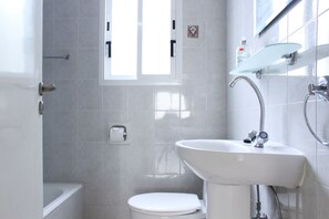 Tina con regadera, amenidades de baño gratuitas, secadora de cabello 