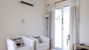 Apartment, Patio (5) | Living area | Flat-screen TV