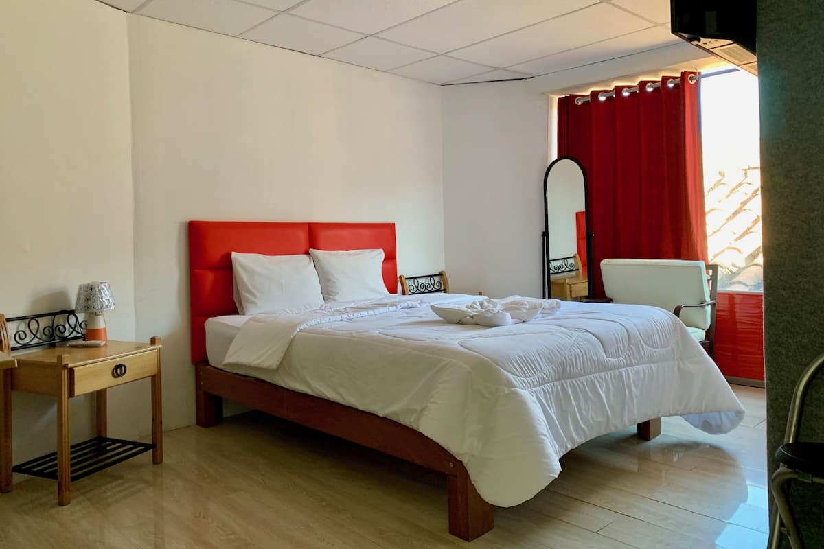 Doppia Standard, 1 letto queen | 1 camera, una cassaforte in camera, una scrivania, insonorizzazione