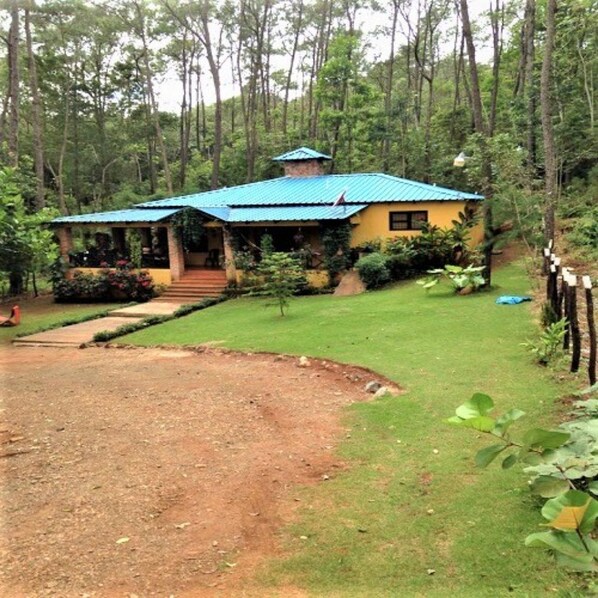 المنطقة المحيطة بالمنشأة