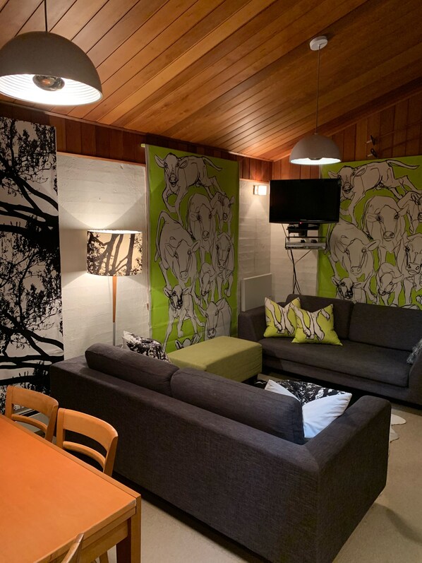 Televisión LCD, reproductor de DVD y estéreo 