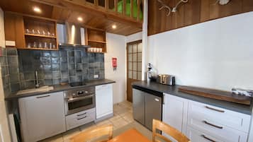 Jääkaappi, mikroaaltouuni, uuni, astianpesukone