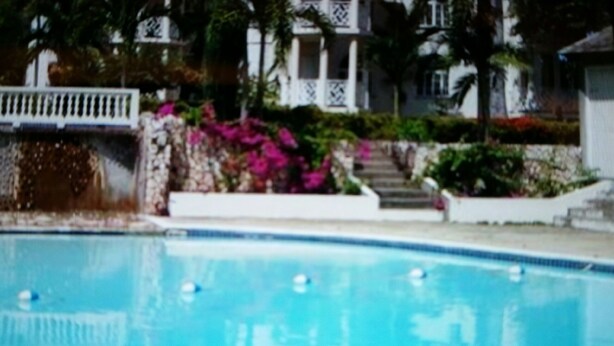 Pool - Beautiful Columbus Heights apartment  (Ocho Rios)