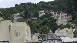 Exterior - Beautiful Columbus Heights apartment  (Ocho Rios)